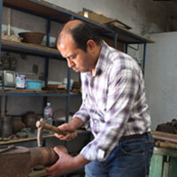 artisan dinandier cuivre martelรฉ kais kamoun