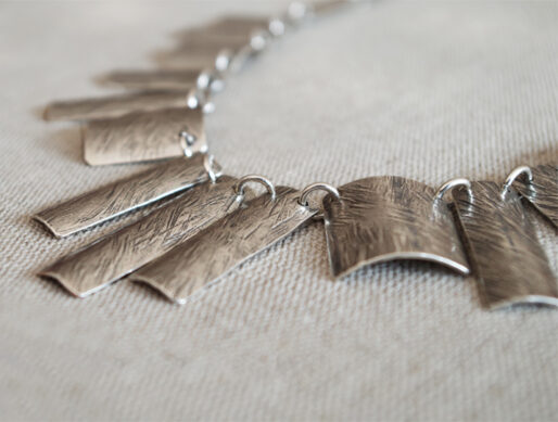 collier fantaisie argenté baguettes