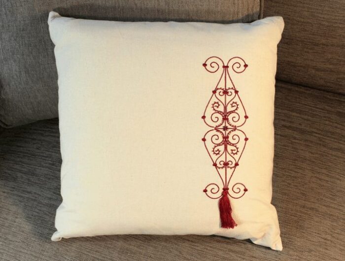 Coussin-brode-rouge-coron-5
