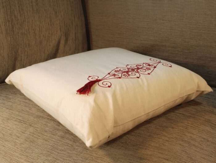 Coussin-brodé-rouge-coton-3