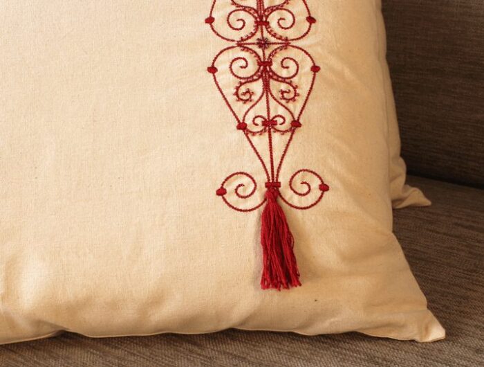 Coussin-brodé-rouge-coton-2