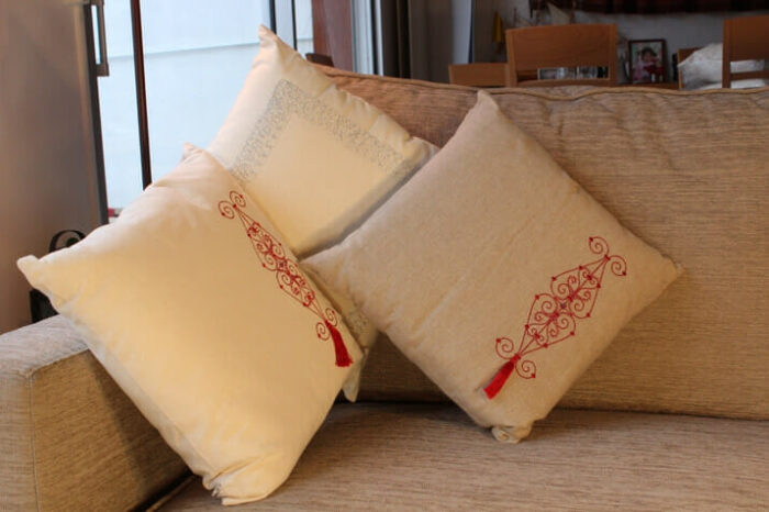 Coussin-brodé-rouge-coton-4