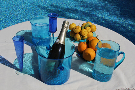 Un service à champagne en verre soufflé de Comptoir Azur.
