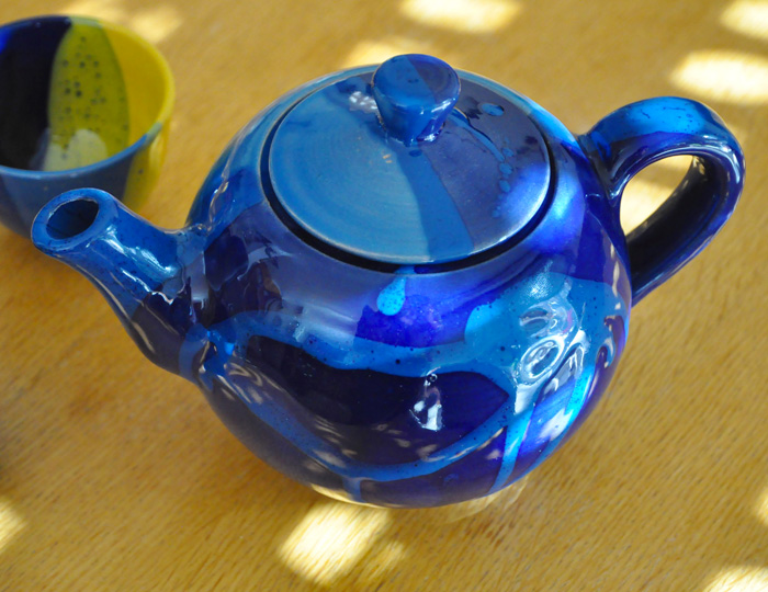 Théières, tasses et sous tasses en céramique